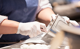 ビンテージワインを楽しめるバーも併設しています♪